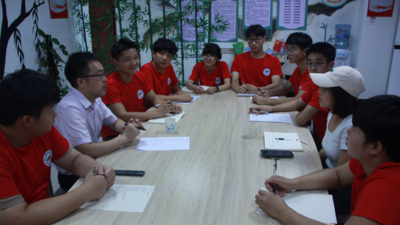 团队师生与村干部就深化校地合作座谈交流 伟德国际英国黄超供图.jpg