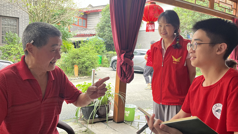 团队成员向村民宣传习近平总书记关于乡村振兴的重要论述 伟德国际英国黄超供图.jpg